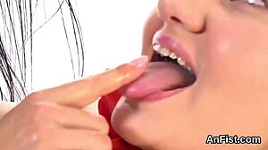 مثليات ساخنات يلعبن بالأيدي في الكس والشرج الضيق