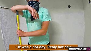 Trabalhador fode chefe forte no canteiro - anal e boquete