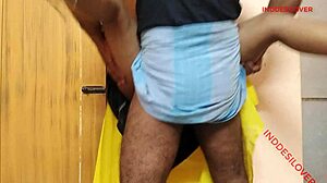 Ehi, guarda questa casalinga bollente che scopa il suo inquilino casualmente a casa con sborra sulle tette