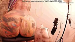 Víno plní bublinkový zadek v divoké hře s klystýrem pro intenzivní akci s prdeli.