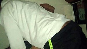 कभी देखा इंडियन मेच्योर आंटी को बस में डॉगी स्टाइल हार्ड चोदाई?