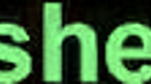 Britse MILF met staartjes flasht en wrijft buiten door de stad