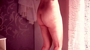 Osupljiva MILF kurba tolče pičko in ritko v divjem samostojnem jebanju