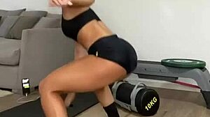 Sol Pérez flaunts her enticing cameltoe in tight shorts