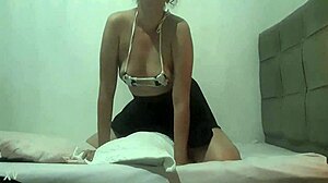 Vaquinha esfregando a bucetinha no travesseiro