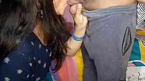 ऑफिस से सीधे आए नवविवाहित जोड़े। पति पत्नी को काम के बाद जोर से चोदता है।