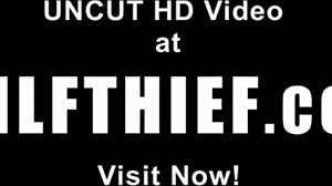 Bruneta milf chycena, jak schovává prádlo v garáži