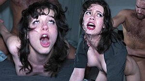 Orgazme extreme cu squirting din futut dur