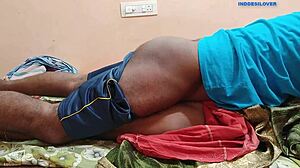 जब गरम टीन 18+ वाइफ सेल्सबॉय को कंडोम से प्रोटेक्टेड एक्शन के लिए सेड्यूस करती है, होममेड एक्सएक्सएक्स में क्या होता है?