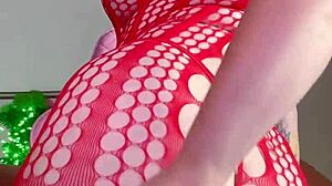 Fat Curvy Babe Fingers Her Hairy Pussy!