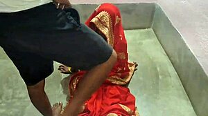 Sveta! Indijska novo poročena gospodinja se umaže v Suhaagraat domači akciji s samoposrkanjem!