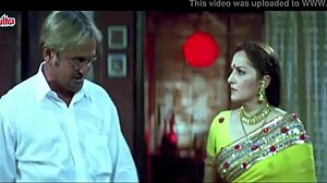 मैं अपनी इंडियन आंटी की टाइट गैंड पर ऑब्सेस्ड हूँ जब वो सफाई करती है।