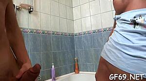 וואו, טין בקושי חוקי מצצת זין בפעולה קשה! היא חסרת שיער!