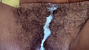 Hé, Wil Je Deze Rijpe Franse Brunette Haar Harige Kutje zien Overstromen met Sperma?