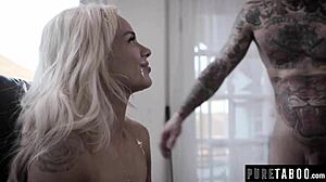 Elsa Jean touží po ptákovi po sledování nevlastního bratra, jak se šuká.