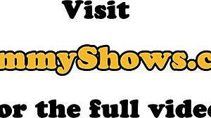 Λεσβιακή Μητριά Γαμάει με Strapon Νεαρή 18+ σε Άγριο Τρίο με Σεξ