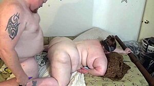 Δράση με fuck machine DP με παχουλό ζευγάρι που τρελαίνονται 😜