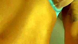 モニカ・フォックス、タトゥーとピアス付きの大きな偽乳をロシアポルノ撮影前にからかう