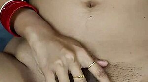 Horúca bhabhi dostáva tvrdšie šukanie od devara v parnej relácii