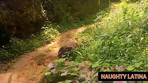 Utforskar det heta, livliga livet i en afrikansk by