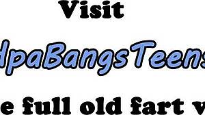 Lillebrystet europeisk tenåring hamret hardt av gammelmann - Hva en tur!