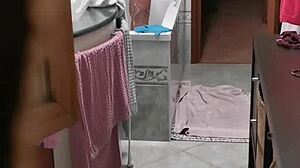 Donna lascia la finestra aperta mentre fa la doccia la filmo di nascosto