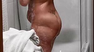 Donna lascia la finestra aperta mentre fa la doccia la filmo di nascosto