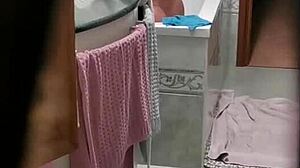 Donna lascia la finestra aperta mentre fa la doccia la filmo di nascosto