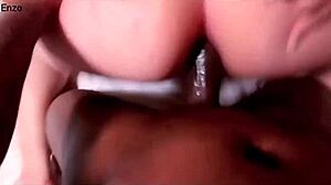 فقط انظر إلى هذه الطيز الضيقة الشريرة تُضرب بقوة على الكام