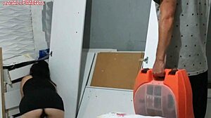 amadora seduces the installer and pays with blowjob