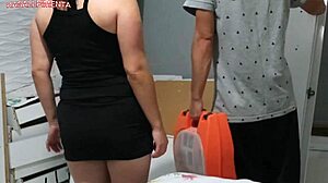 amadora seduces the installer and pays with blowjob