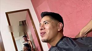En la barbería, twink da mamada en casa