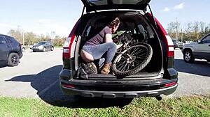 عاهرة معرضة بدون مؤخرة في جينز تتفاخر على مسار الدراجة في العامة، برونيت رياضية