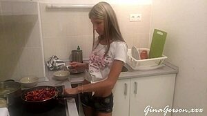 Je cuisine du bortsch russe, mais quelque chose de plus épicé mijote aussi.