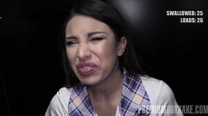 Prémium bukkake - Roxy Lips lenyeli az 51 hatalmas gloryhole cum töltetet