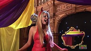 Şeytani sarışın MILF'i çağırınca anal grup seks partisi dev siklerle başlıyor.