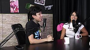 Ehi, accetterebbe una relazione aperta? Lui dice di essere scarso a letto e odia le case scambiste - che significa il sesso per loro? - DJ Rafa Loira e Mateus Hwang in rosso trasparente