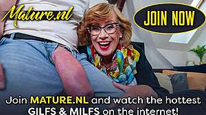 Adolescentă franceză excitată 18+ și MILF se masturbează împreună în pat