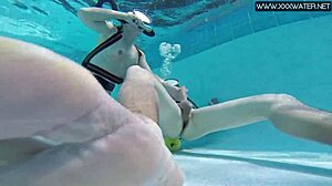 Κορίτσι Manga Δακτυλίζεται και Ρουφιέται από Τεράστιο Πούτσο σε Άγρια Σκηνή Πισίνας. Το Παίρνει Όλο Υποβρύχια.