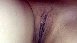 Latina kráska masturbuje poprvé v domácím videu