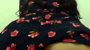 con la vecina en rico vestido de flores