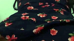 con la vecina en rico vestido de flores