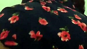 con la vecina en rico vestido de flores