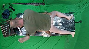 Stunner in pantyhose sucks wang