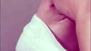 Intenzív zuhanyozás MILF Vee lógó nagy cicijeivel