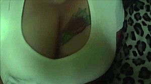 Mi esposa mamando y mostrando tetas grandes