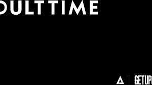 Zblízka - velkokojná kráska touží po rychlém drsném ježdění s hladovým mužem prstícím a lízajícím.