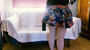 Señor degenerado voyeur toca a señorita, pide que se desnude 😏