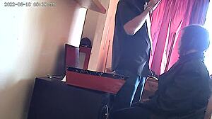 CCTV chytil sekretárku ako cucá šéfov kohút v práci, do riti! 😲