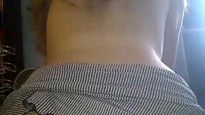 Solita por el culo le duele y encanta